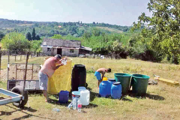 MEŠTANI BARAJEVA NA +40 JOŠ UVEK BEZ VODE: Kupaju se u burićima, a cisternu čekaju kao dolazak mesije!