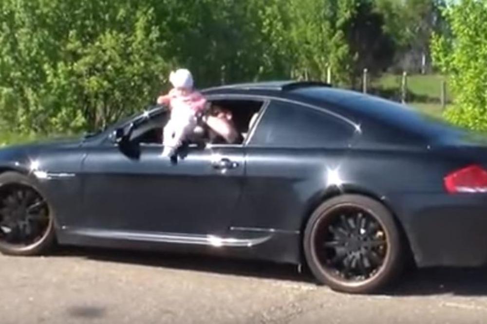 IZBACIO BEBU KROZ PROZOR PA NAGAZIO GAS NA BMW-U! Ceo svet besan na ovog BAHATOG BOGATAŠA! (VIDEO)