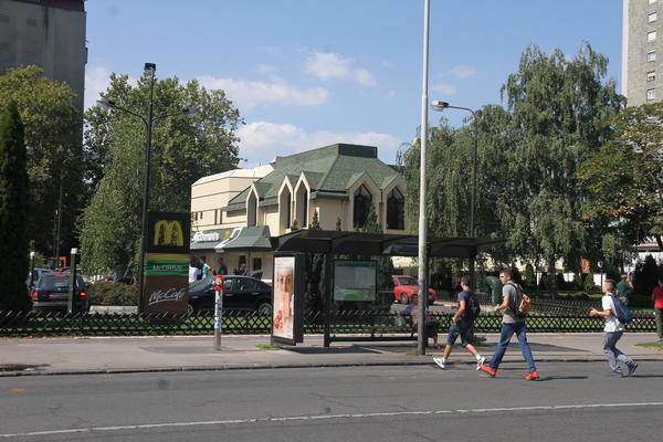 UPAO U MEKDONALDS NA NBG I NAPAO RADNICU: Odneo pola miliona dinara!