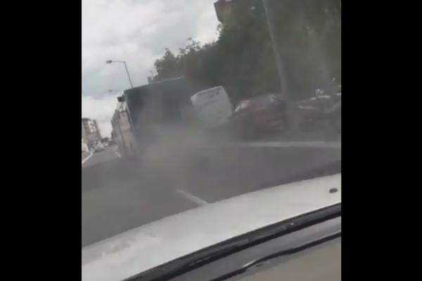 DA LI JE OVO AUTOBUS ILI PARNA LOKOMOTIVA? Lasta se bukvalno pušila dok je prolazila kroz Žarkovo! (VIDEO)