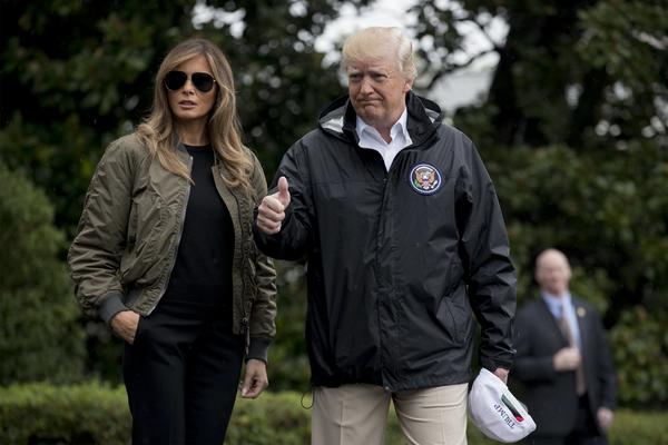 AMERIKANCI SU JE ZAMRZELI U SEKUNDI! Evo kako Melanija Tramp obilazi poplavljena područja u Teksasu (FOTO) (VIDEO)