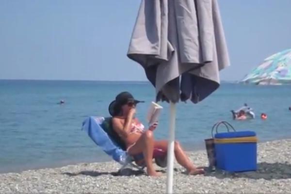 Sedela je na plaži, a svi su gledali u ODVRATNU STVAR KOJU JE RADILA: Zbog toga svi MISLE da je Srpkinja (VIDEO)