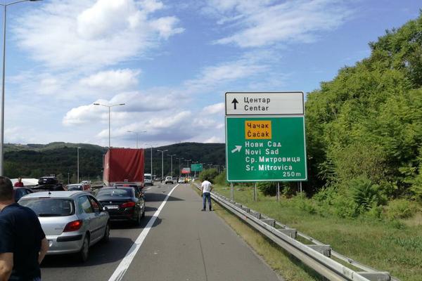 VATROGASCI IZVLAČE POVREĐENE IZ SMRSKANIH VOZILA: Teška saobraćajka kod Bubanj potoka! (FOTO) (VIDEO)