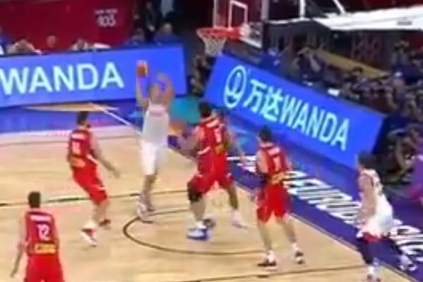 GDE ĆE RUSI BICIKLOM NA BOBIJA? Mozgov je izblamiran, ne znamo hoće li moći da se pojavljuje u javnosti posle ovoga! (VIDEO)