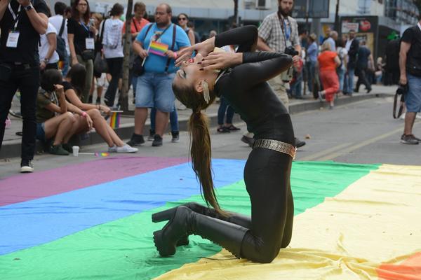 U NJU SU BILE UPRTE OČI CELE PARADE! Pogledajte vreli ples TRANSRODNE OSOBE U KOŽNOM KOMBINEZONU! (FOTO) (VIDEO)