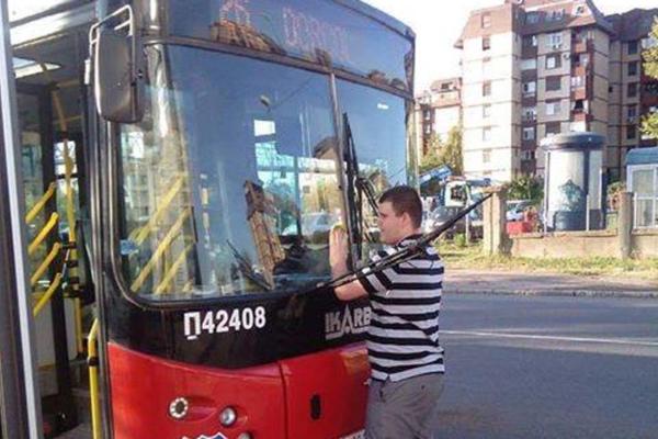 DA LI STE NEKADA UŠLI U AUTOBUS KOJI MIRIŠE NA LIMUN? Beograđani ovog vozača obožavaju, a u njegovom vozilu može i da se spava koliko je čisto (FOTO)