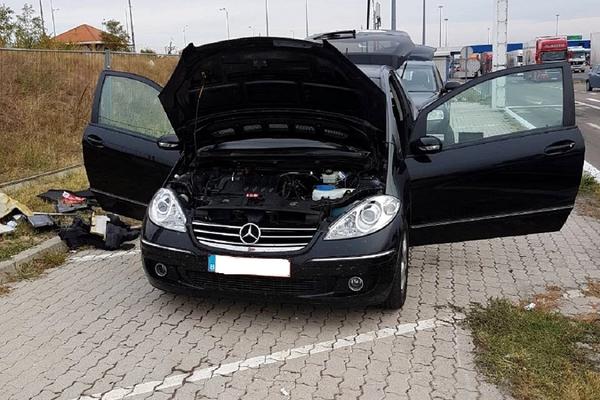 VOZAČ ZBRISAO: Pogledajte kako je u ovom crnom automobilu pronađen KOKAIN vredan 300.000 EVRA! (VIDEO)