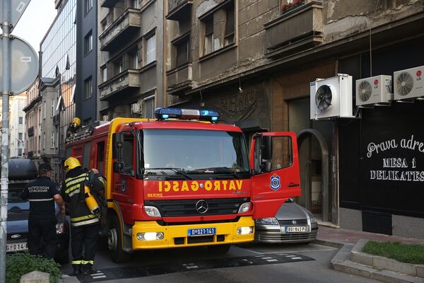 VELIKI UDES NA AUTOPUTU KOD PUMPE ZMAJ! Vatrogasci pokušavaju da izvuku vozača iz šlepera!