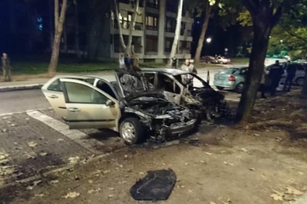 EKSPLOZIJA POTRESLA OBRENOVAC! Dva automobila potpuno izgorela (FOTO)