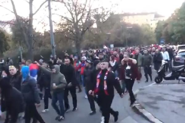 Beč je na nogama! Srpski navijači u spektakularnom korteu došli na stadion! OPŠTA LUDNICA! (VIDEO)