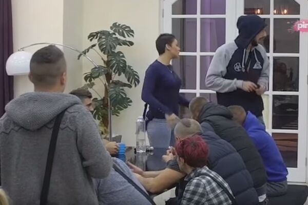 NASILJE UŽIVO! KU*VETINO OD 17 GODINA! Anđela PUKLA i nasrnula na Minu, obezbeđenje je IZNELO napolje, a onda... (VIDEO)