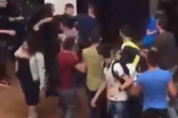 BRUTALNA TUČA USRED ŠKOLE: Pogledajte kako se makljaju ĐACI U CRNOJ GORI! (VIDEO)