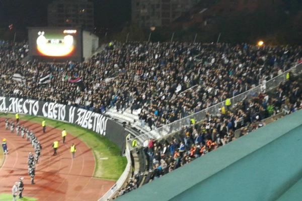 SRAMOTA! Stadion u Humskoj nikada nije video nešto ovako bedno... (FOTO)