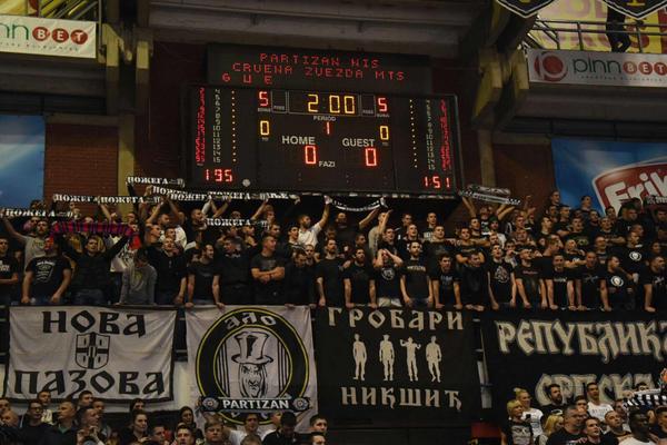 NAJGORE UVREDE: Grobari posle mnogo vremena zapevali jednu veoma jezivu pesmu! (VIDEO)