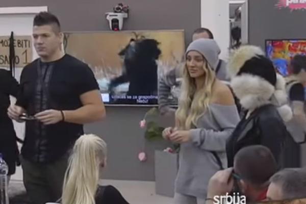 KIJA JE UŠLA U ZADRUGU, SLOBA I LUNA ZANEMELI: Odmah je počelo da seva sa svih strana, pevač nije znao šta ga je snašlo! (VIDEO)