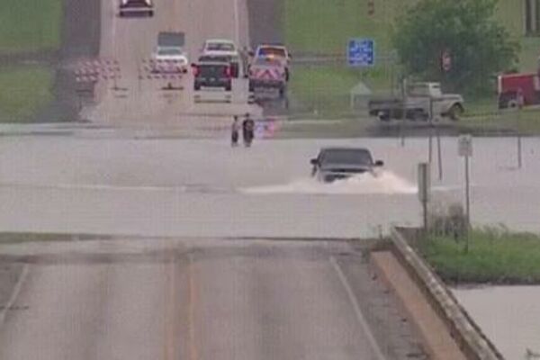 POKUŠAO JE DA PREVEZE AUTO PREKO POPLAVLJENE ULICE: Vrlo brzo je ZAŽALIO zbog te odluke! (VIDEO)