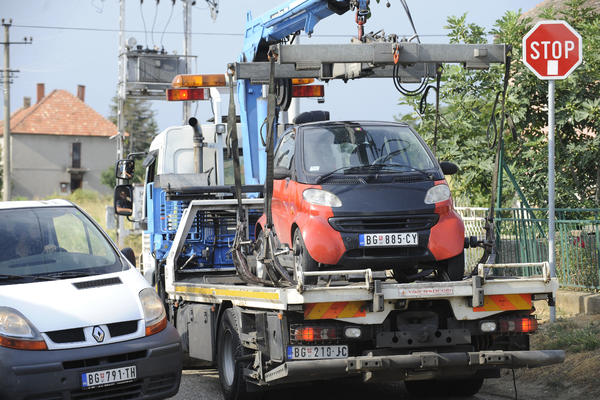 STANAR NA ZVEZDARI POSLAO UPOZORENJE KOMŠILUKU: Ne parkirajte ovde vaše automobile, a razlog je jednostavan