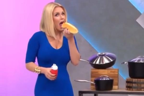 Manekenka ZAMALO DA SE UDAVI kad je stavila u usta OGROMNI HOT DOG! (VIDEO)