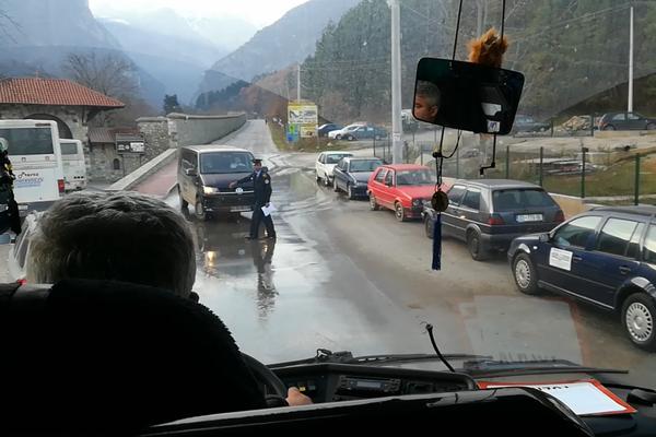 SAOBRAĆAJNA NEZGODA U KOSOVSKOJ MITROVICI: Izgubio kontrolu, pa se zakucao u parkirana vozila!