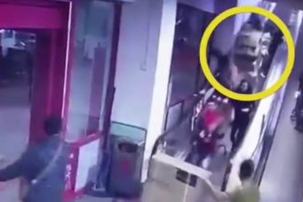 SILAZILI SU NIZ POKRETNE STEPENICE, A ZATIM SU IH ZATRPALE KUTIJE: Pogledajte haotičnu nezgodu u robnoj kući! (VIDEO)