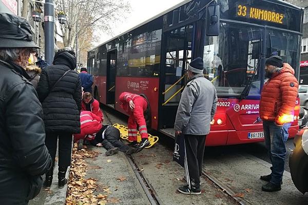 AUTOBUS NA SLAVIJI UDARIO AUTO DA BI IZBEGAO PEŠAKA! Vozač GSP spasio život čoveku jednim potezom!