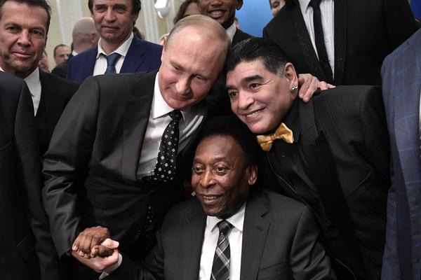 Pogled iza zavese... Večiti rivali Maradona i Pele razmenjivali nežnosti! (FOTO)