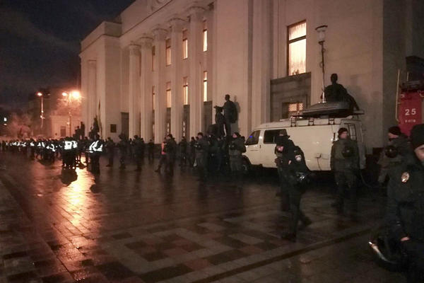 SPREMA SE OPŠTI HAOS: Sakašviliju večeras ističe rok za predaju! LJUDI ga brane SVOJIM telima! (FOTO) (VIDEO)