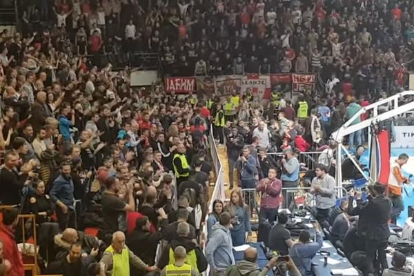 PROLEĆE NA MOJE RAME SLEĆE! Fudbaleri Zvezde došli u Pionir, a Delije su se potrudile da njihovi heroji zauvek zapamte OVAJ MOMENAT! (VIDEO)