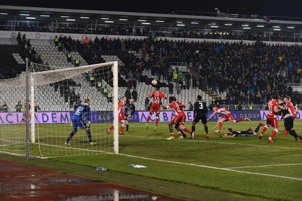 PODELA BODOVA U HUMSKOJ!   Krvavi rat na južnoj tribini, Boaći poništio istorijski penal za Partizan u derbijima! (FOTO) (VIDEO)