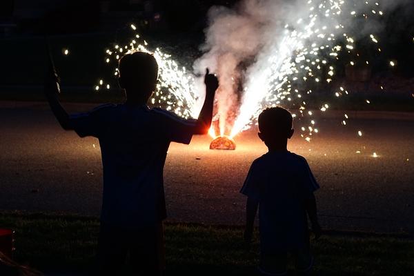 Nije dobro BRANITI DECI IGRANJE PIROTEHNIKOM! Postoji važan razlog za to! (FOTO) (GIF)