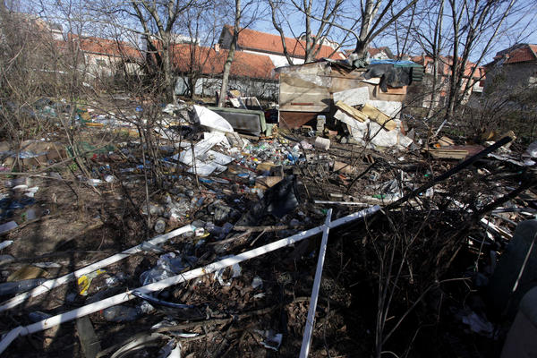 EKOLOŠKA KATASTROFA IZBEGNUTA ZA DLAKU! Uzbuna u okolini Obrenovca – nađeno 20 tona opasnog otpada! Uhapšeno jedno lice