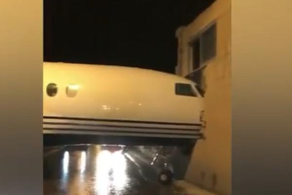 IMA LI PILOTA U AVIONU? Umesto u visine, leteo u obližnju zgradu! (VIDEO)