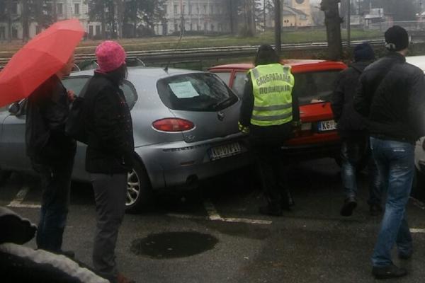 KOBNO MESTO! Četvrti udes na istom mestu za nedelju dana u Kragujevcu! (FOTO)