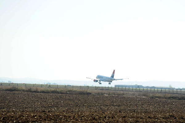 AVION ER SRBIJE POLETEO SA BEOGRADSKOG AERODROMA! Krenuo je po još medicinske pomoći iz Kine!