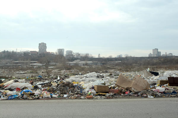 ZATEKLI SMO MORE SMEĆA U CENTRU BEOGRADA! Što je najgore, Dunav je udaljen par desetina metara odatle! (FOTO)