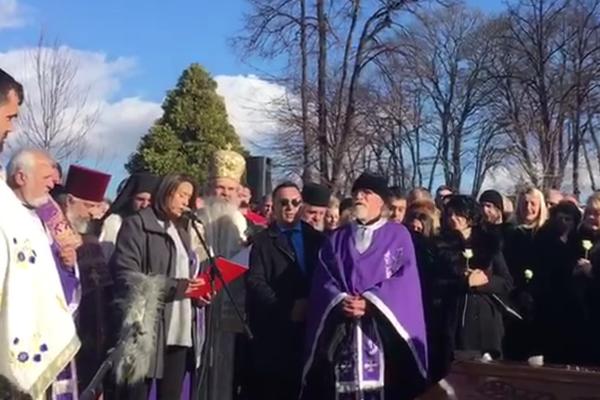 POGINUO SI KAO VITEZ S KOSOVA, NAĆI ĆEMO ZLIKOVCE, KAZNIĆE IH SRBIJA: Oliverova učenica na grobu izgovorila reči koje su odjeknule! (VIDEO)