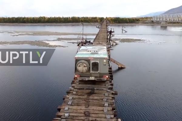 MOST STRAHA: Da li biste se usudili da pređete preko 500 metara čistog UŽASA? (VIDEO)