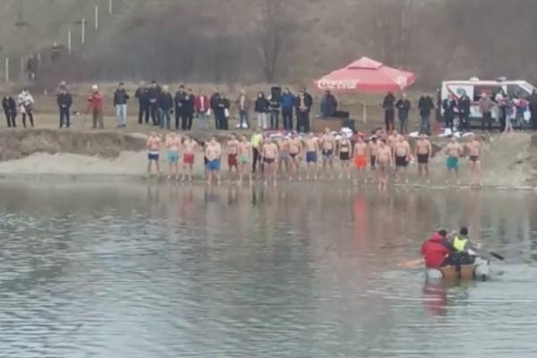 U OVOM SRPSKOM GRADU U PLIVANJU ZA KRST POBEDILA JE DAMA! Upoznajte Jovanu (FOTO)(VIDEO)