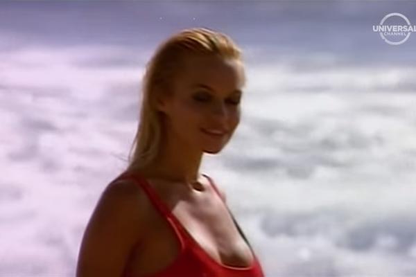 ČUVARKA PLAŽE ZAPALILA PLANETU I U ŠESTOJ DECENIJI! Skinula se u 50-oj, POKAZALA ZAŠTO JE JEDNA JEDINA PAMELA ANDERSON!