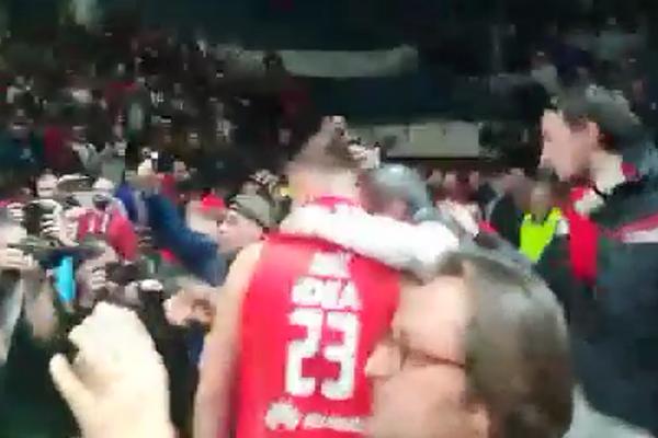 OMIĆ JE DOŠAO ISPRED SEVERA MEĐU PRVIMA: Navijači Zvezde su ga zgrabili i nisu hteli da ga puste nazad! (VIDEO)