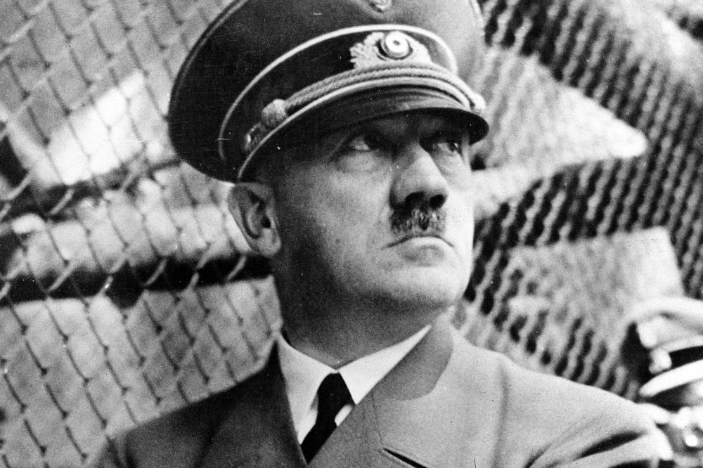 KAKO JE HITLER PREŽIVEO ATENTAT? Ovako su žavršili njegovi napadači, a on je UŽIVAO gledajući!