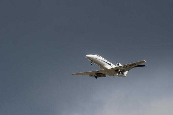 VIĐ AVETINJU! Grom pogodio avion iznad Podgorice!