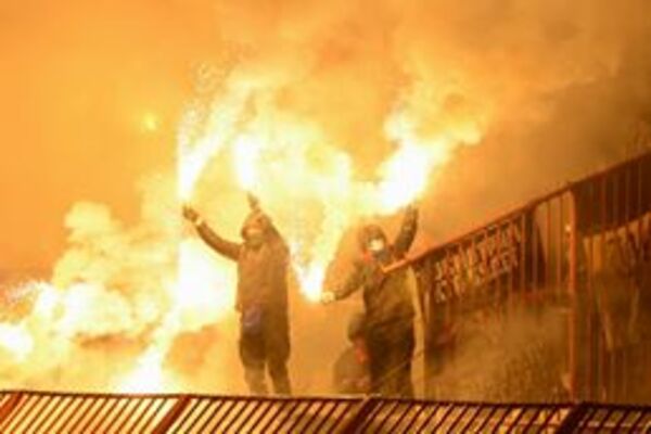 NAVIJAČI CSKA ZAPALILI MARAKANU! Najveći srpski stadion postao je užareni kotao! (FOTO)