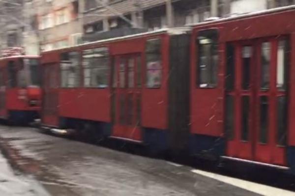 SNEG IZNENADIO TRAMVAJE U BEOGRADU: Desila se BLOKADA U BULEVARU KRALJA ALEKSANDRA! (VIDEO)