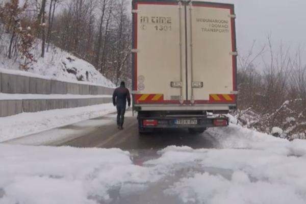 ŠTA RADIŠ, ČOVEČE?! Vožnja ovog BOSANCA kamiondžije ZALEDIĆE VAM KRV u venama! (VIDEO)