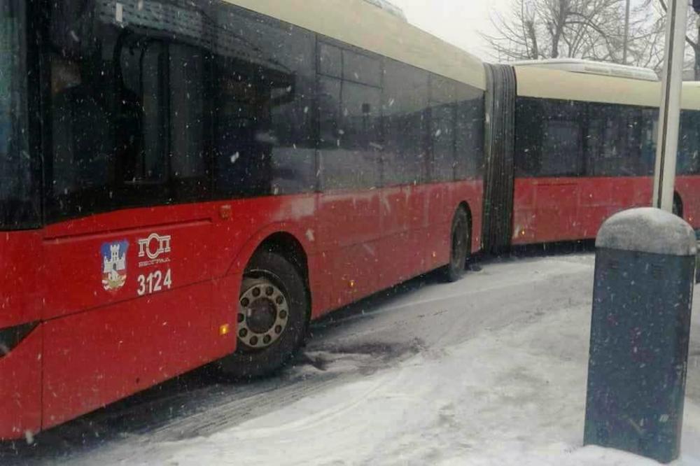 ZAPALIO SE AUTOBUS U BEOGRADU: Buktao požar na liniji 27 u Mirjevu!