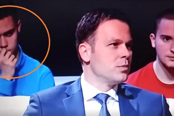 NIJE PAO U NESVEST, OVO JE MNOGO BOLJE! Dok je Siniša Mali gostovao u Ćirilici, svi su gledali u mladića u plavom duksu! (VIDEO)