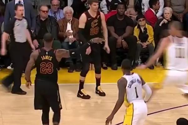 I Lebron je počeo da igra za raju i zanemaruje taktiku, a to ume da radi fenomenalno! Slatka osveta Ajzee Tomasa Kavsima! (VIDEO)