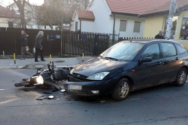 TEŽAK UDES NA BANJICI: Povređen motociklista, PRELETEO PREKO AUTOMOBILA I PAO NA GLAVU!