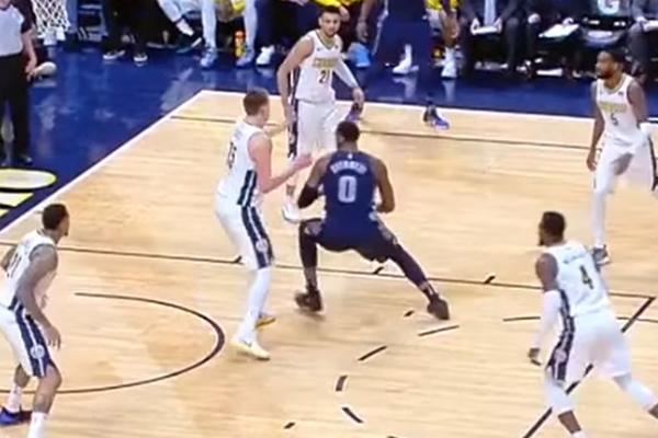 ZVER NA ZVER, PRSA U PRSA! Udario Jokić na Dramonda, a komentatori poludeli kad je Srbin izveo čuveni "reverse eurostep"! (VIDEO)